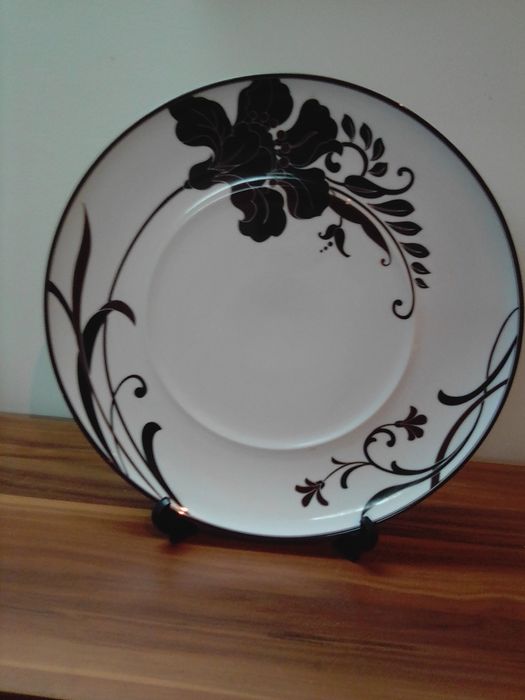 Pratos com desenho, fruteira em loiça e tigelas de grão de arroz