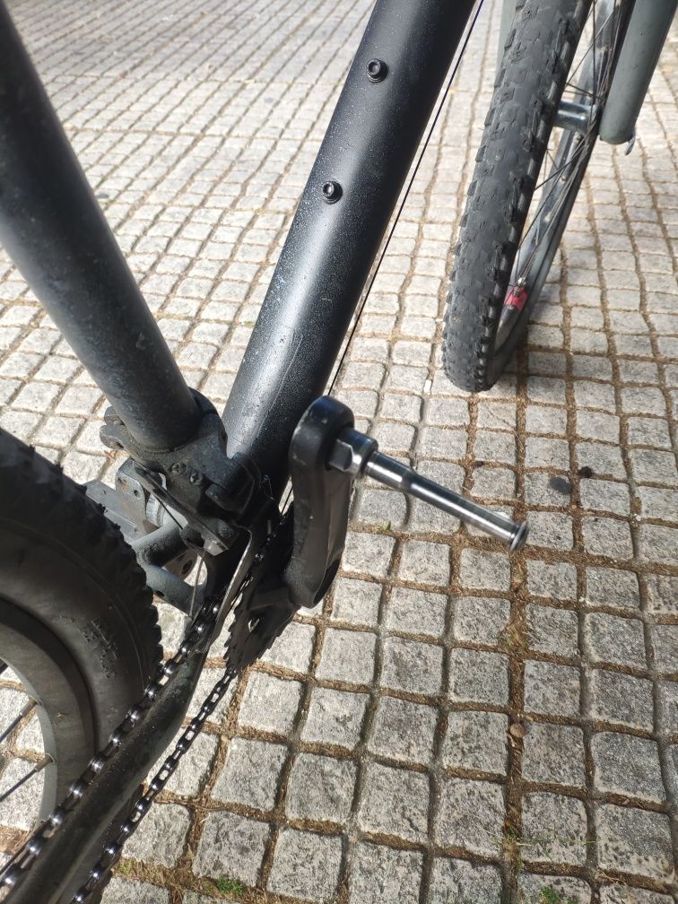 Bicicleta preta.