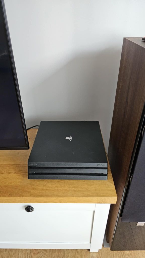 Sprzedam PS 4 Pro
