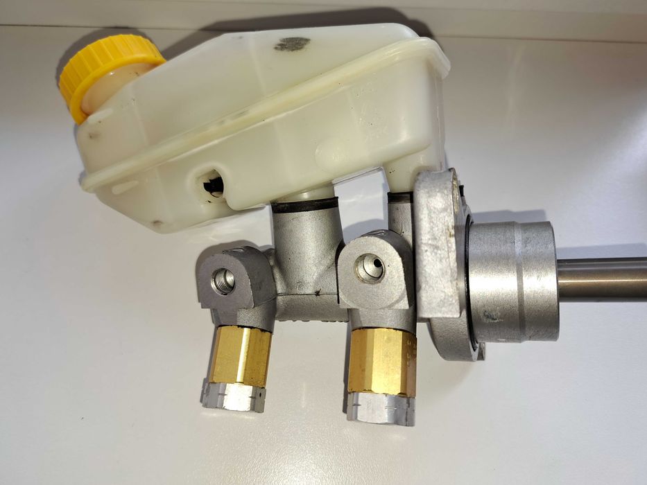 Циліндр головний гальмівний з бачком Авео T-250, T-200 без ABS