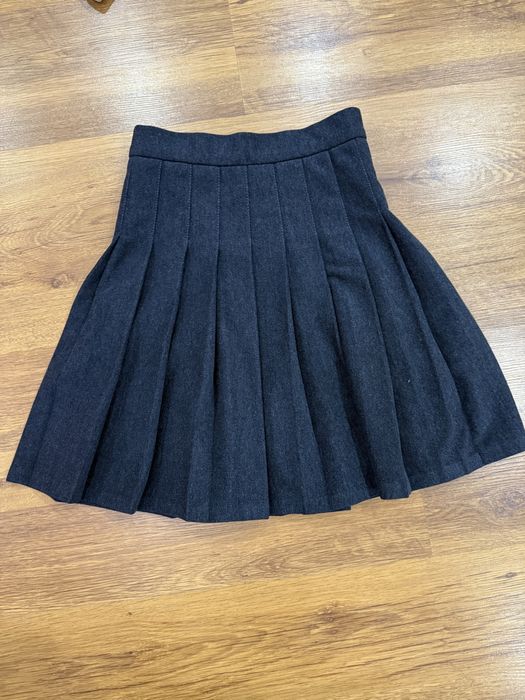 Тепла спідничка в складочку.Темно-синього кольору.
