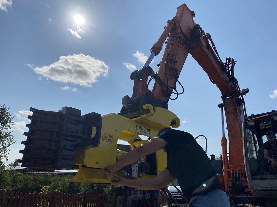 Wibromłot do wbijania pali do koparki, koparko ładowarki GHEDINI.Kafar