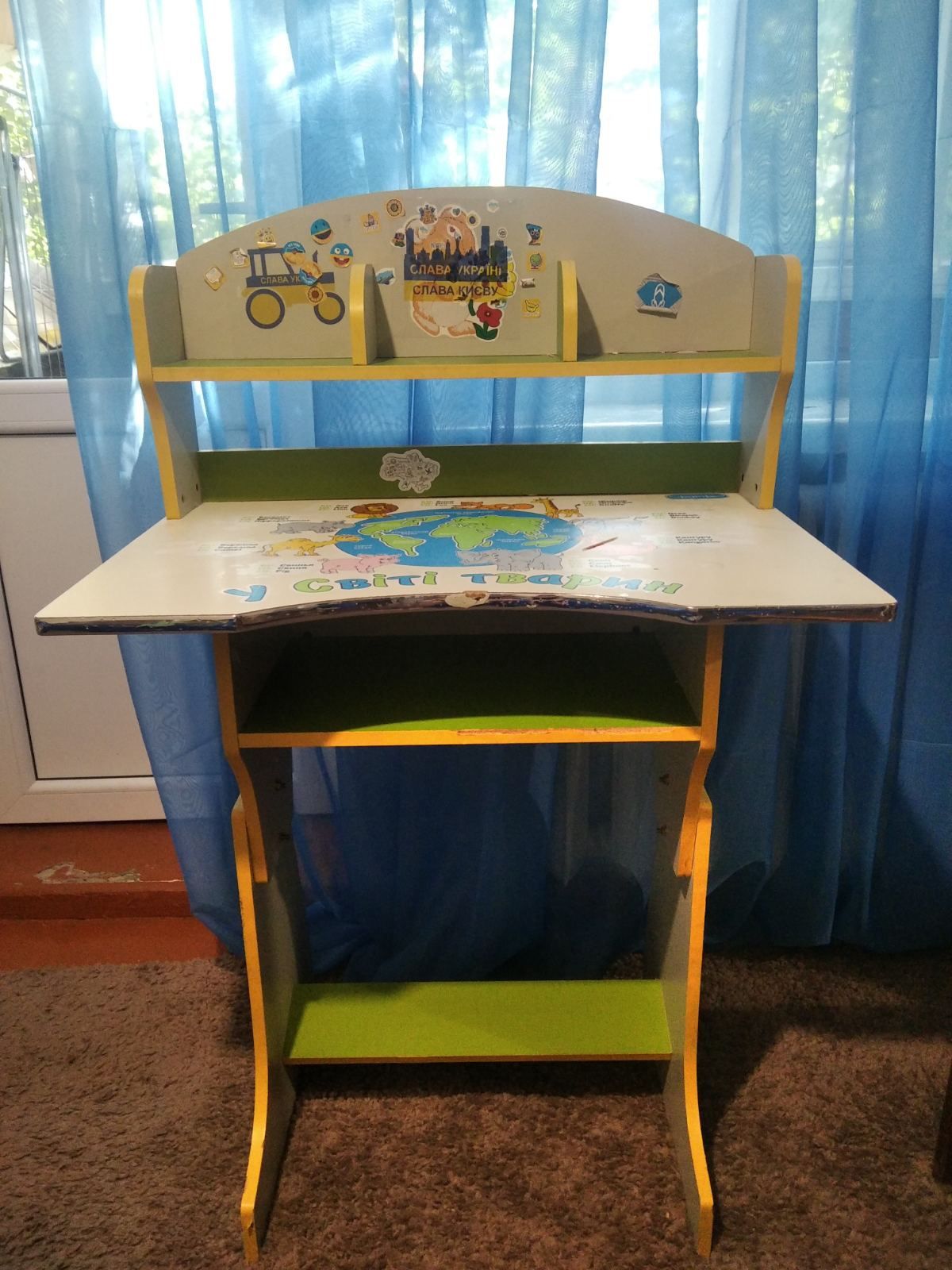 Продам б/у детский стол