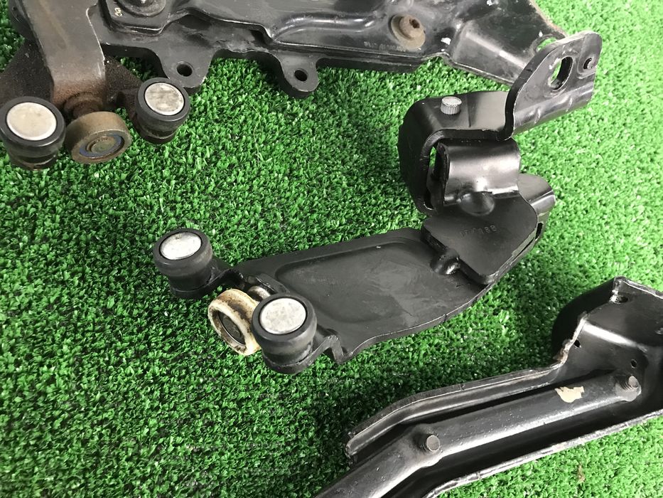 Роліки правих здвижних дверей Фіат Добло 263 Опель Комбо 2010-2017