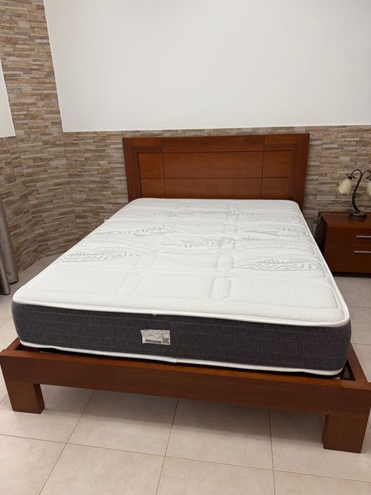 Cama com mesa de cabeceira a condizer