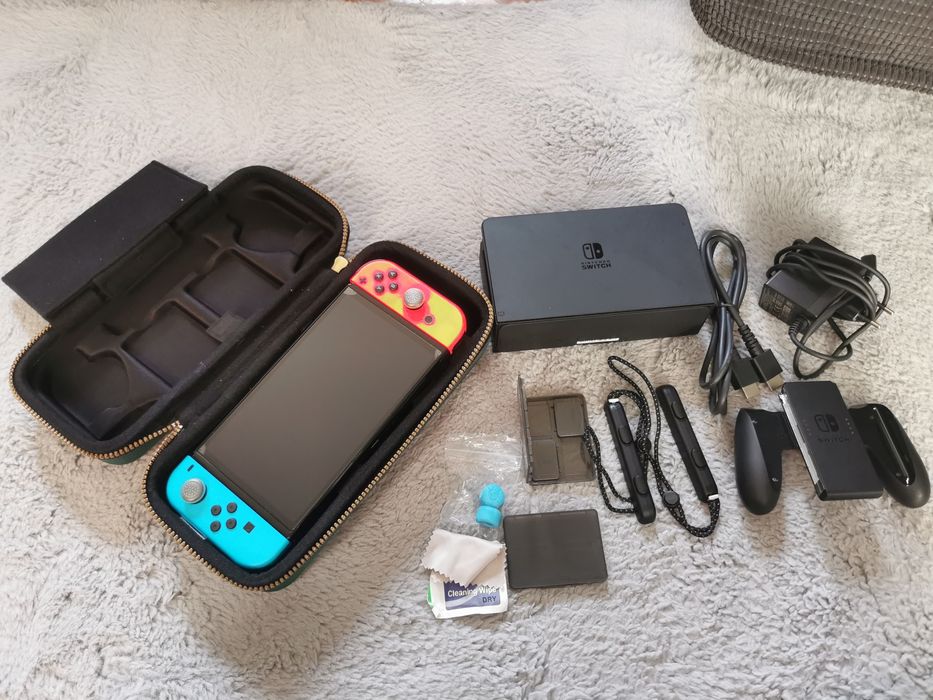 Nintendo Switch OLED + Bolsa & Cartão de Memória  Zelda