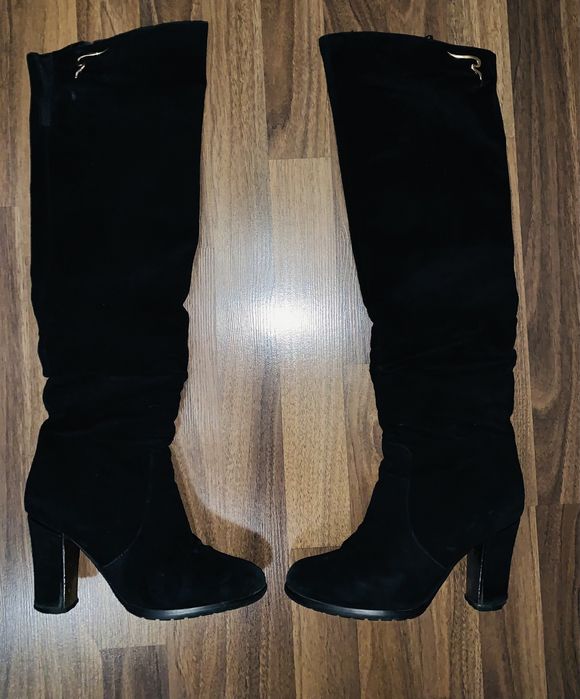 Замшевые зимние ботфорты на высоком каблуке.