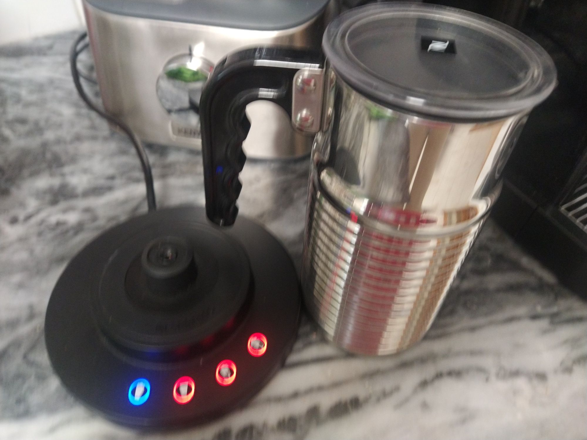 Máquina de café Nespresso Citiz preta & Aeroccino 4