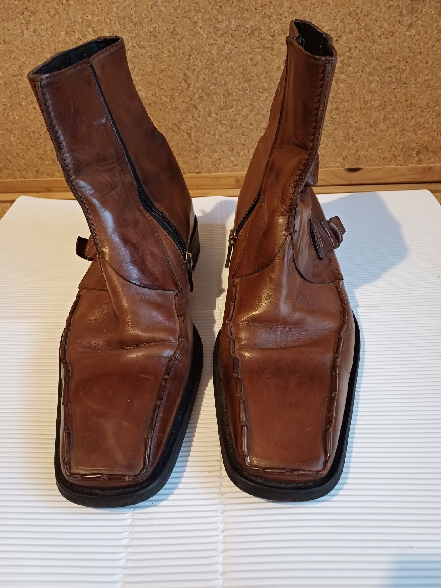 Botins Miguel Vieira, tamanho 42. Cor castanho, em pele. Botas homem