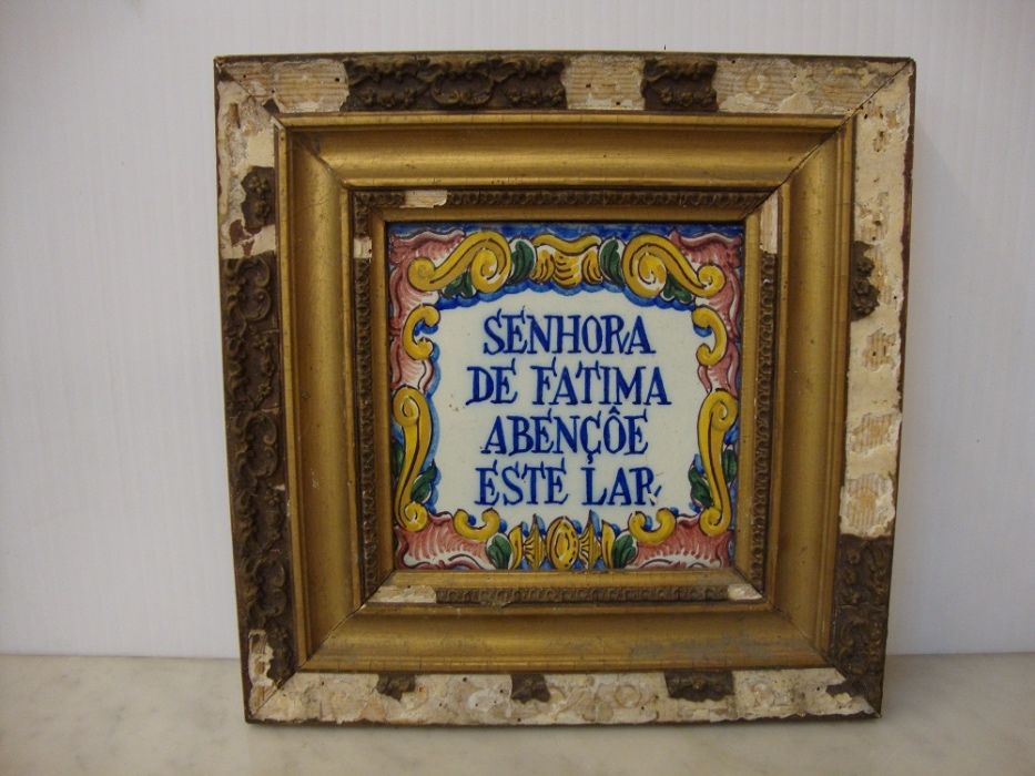 Azulejo antigo dito de falante com moldura