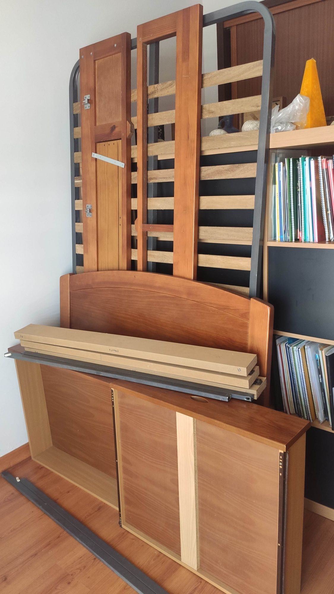 Estrutura de cama em cerejeira, com arrumação