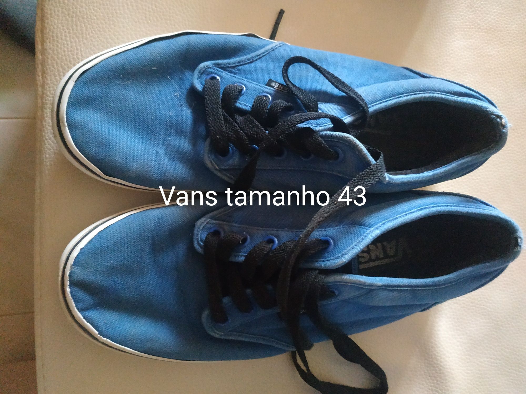 Vende se vários sapatos