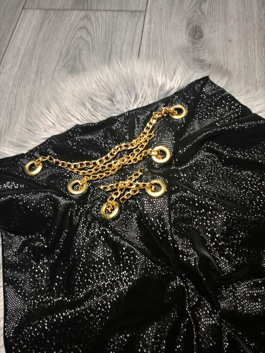 Czarne leginsy połysk eko skóra złote łańcuszki