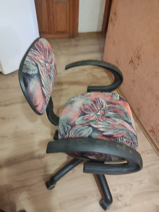 Крісла офісні на колесиках.