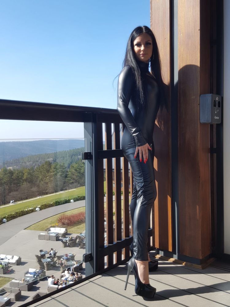 Czarny kombinezon