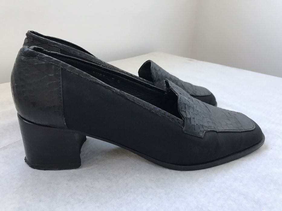 Sapatos de senhora em pele azul marinho escuro tamanho 38,5