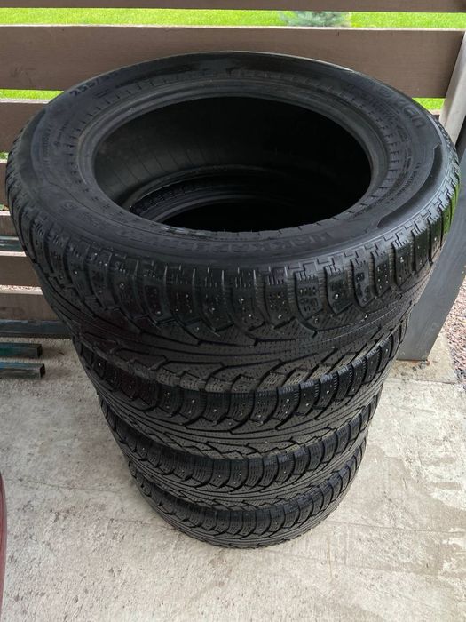 Nokian 255 55 18 зимова шипована