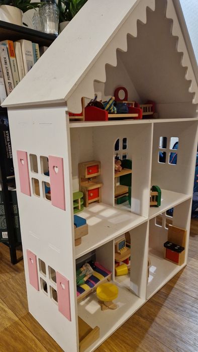 Drewniany Domek dla lalek.