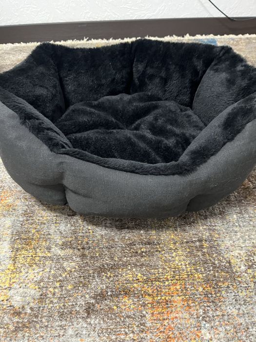 Место доя собак, лежанка черного цвета , меховая