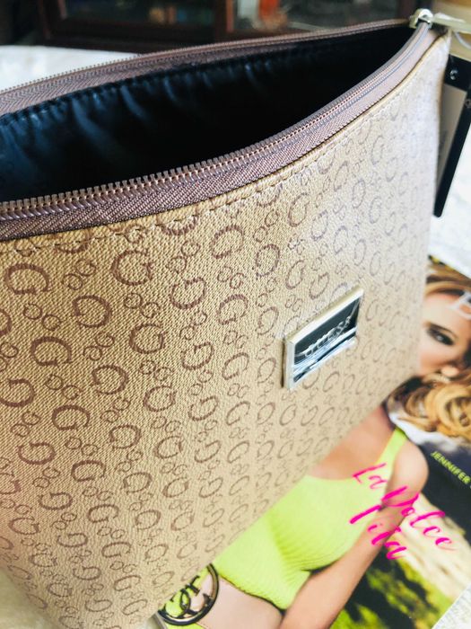 GUESS kosmetyczka bezowa lub ciemno szara