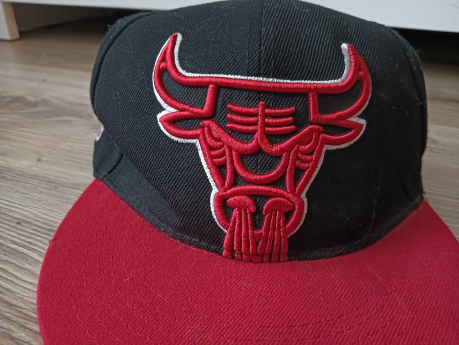 Czapka Mitchell & Ness Chicago Bulls NBA – czarna z czerwonym daszkiem