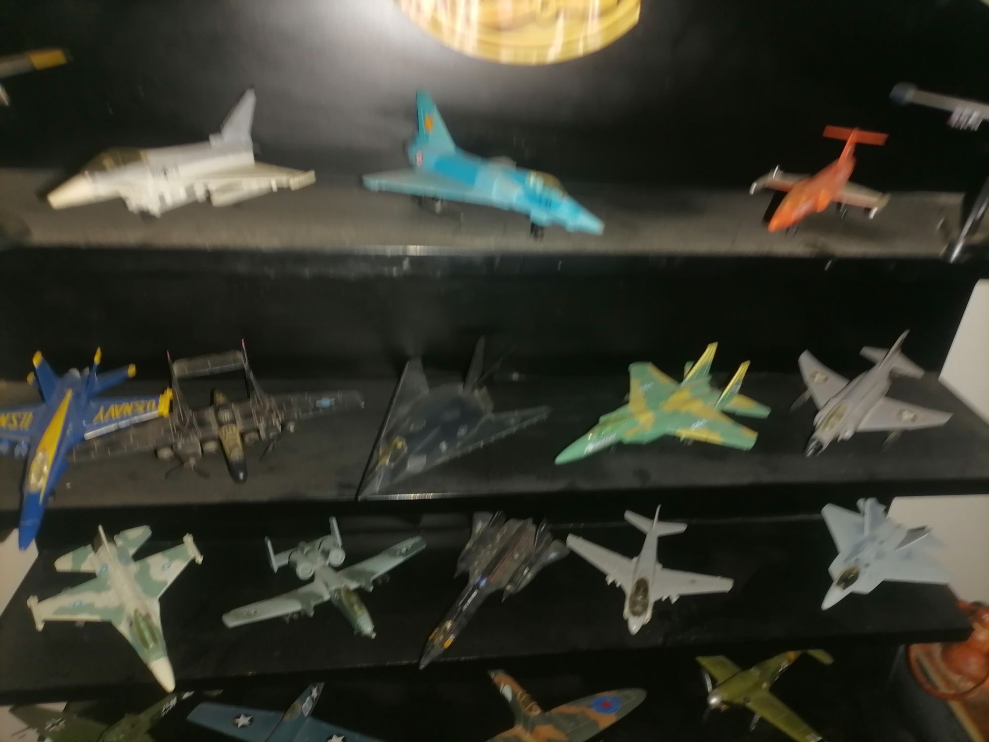 Coleção 30 aviões de guerra  160 €