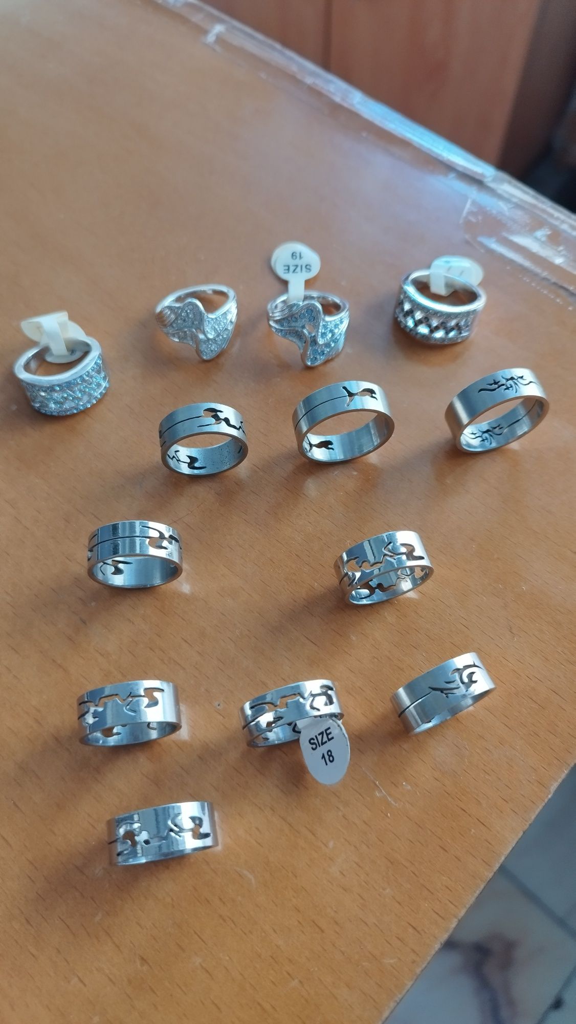 Diversos anéis de aço