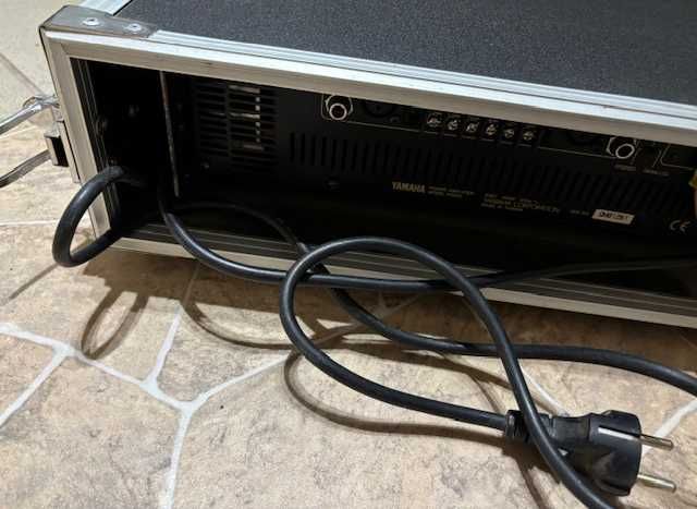 Wzmacniacz mocy Yamaha P3200 w futerale Rockcase