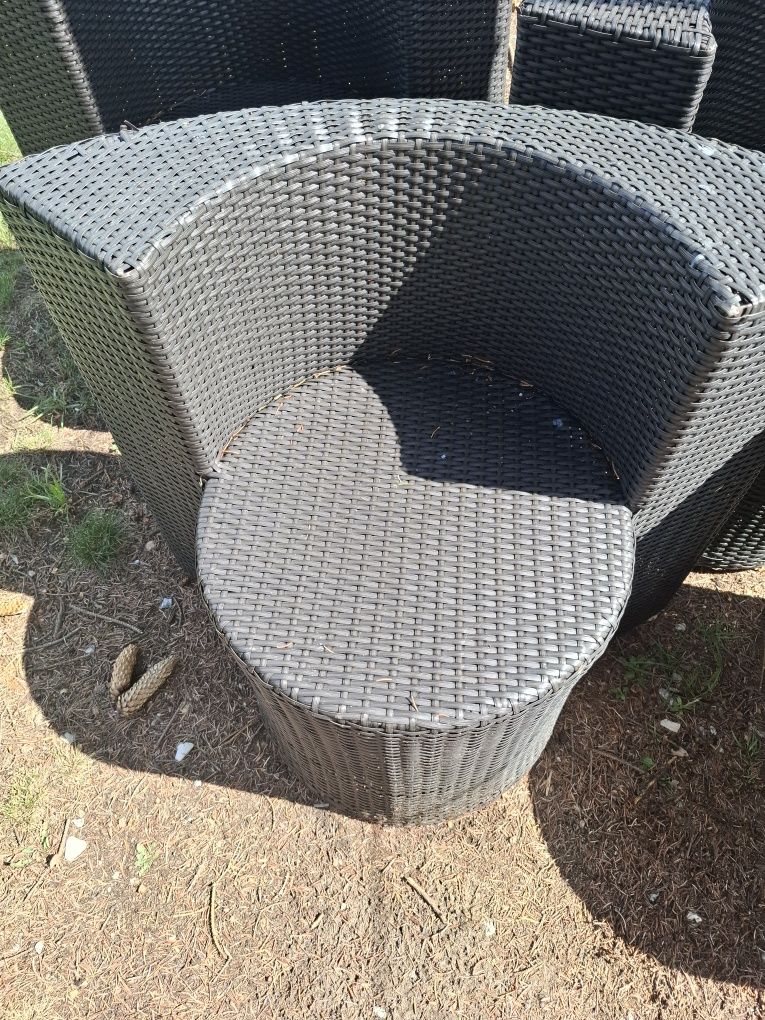 Foteliki typu rattan