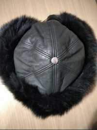 Зимова жіноча шапка
