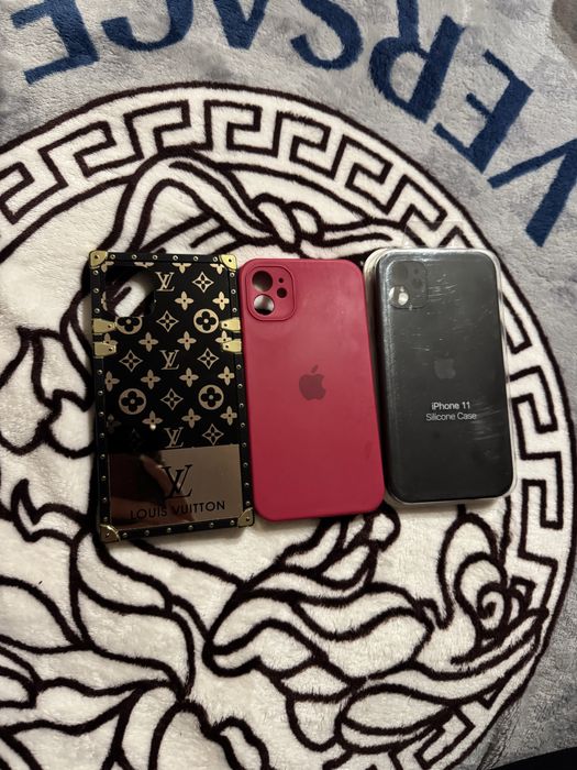 Продам три чихольчика на айфон -11