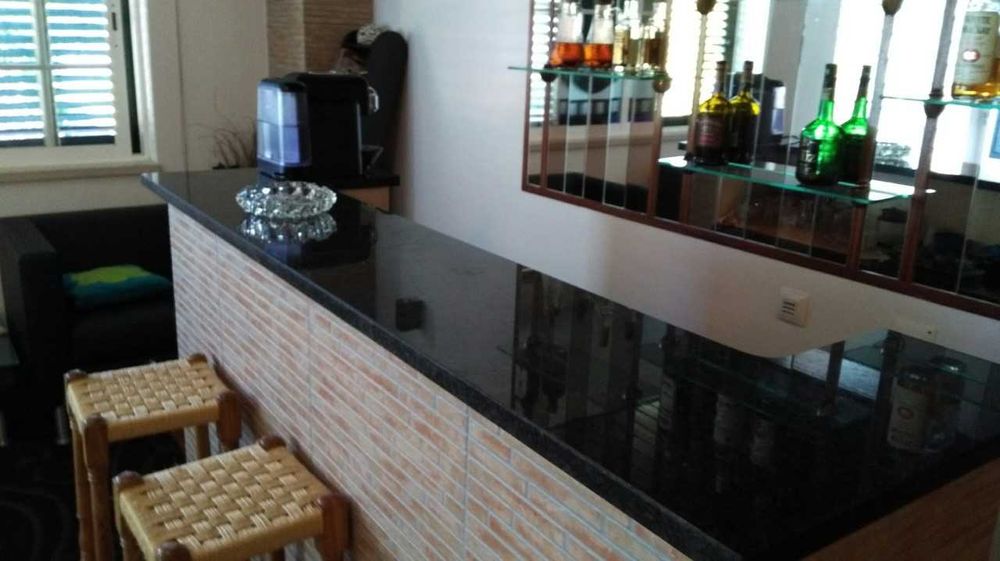 Moradia usada com jardim e piscina