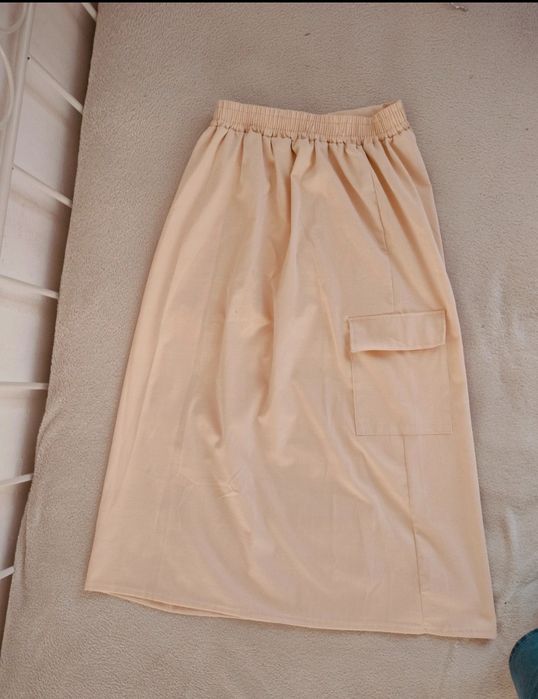 Beżowa spódnica długa z kieszeniami