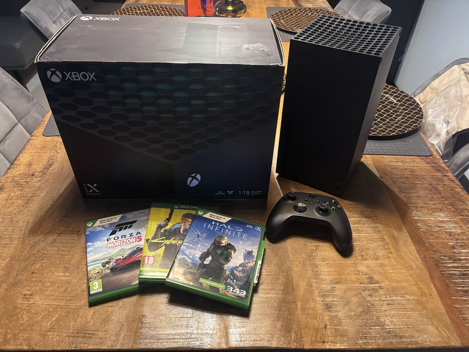 Xbox Series X - Stan bardzo dobry - komplet + 3 gry