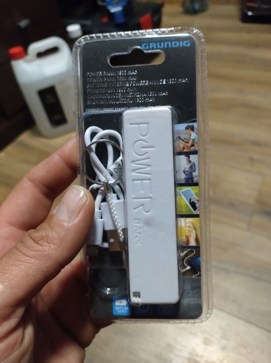 Biały Power bank firmy Grundig