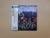 Kiss CD Smashes,Trashes&Hits Japan