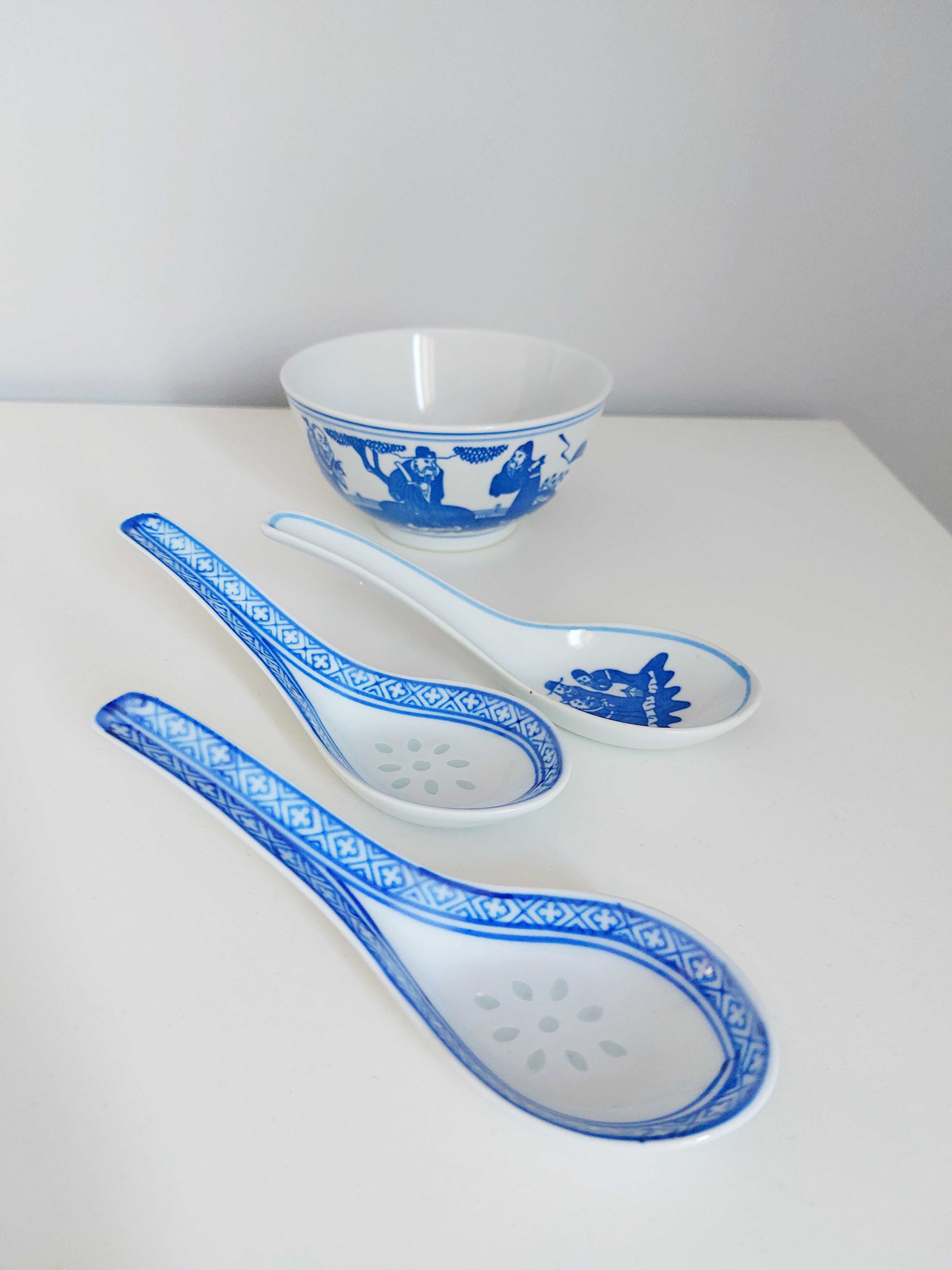 biało-niebieska miseczka do ramenu z 3 łyżkami, porcelana