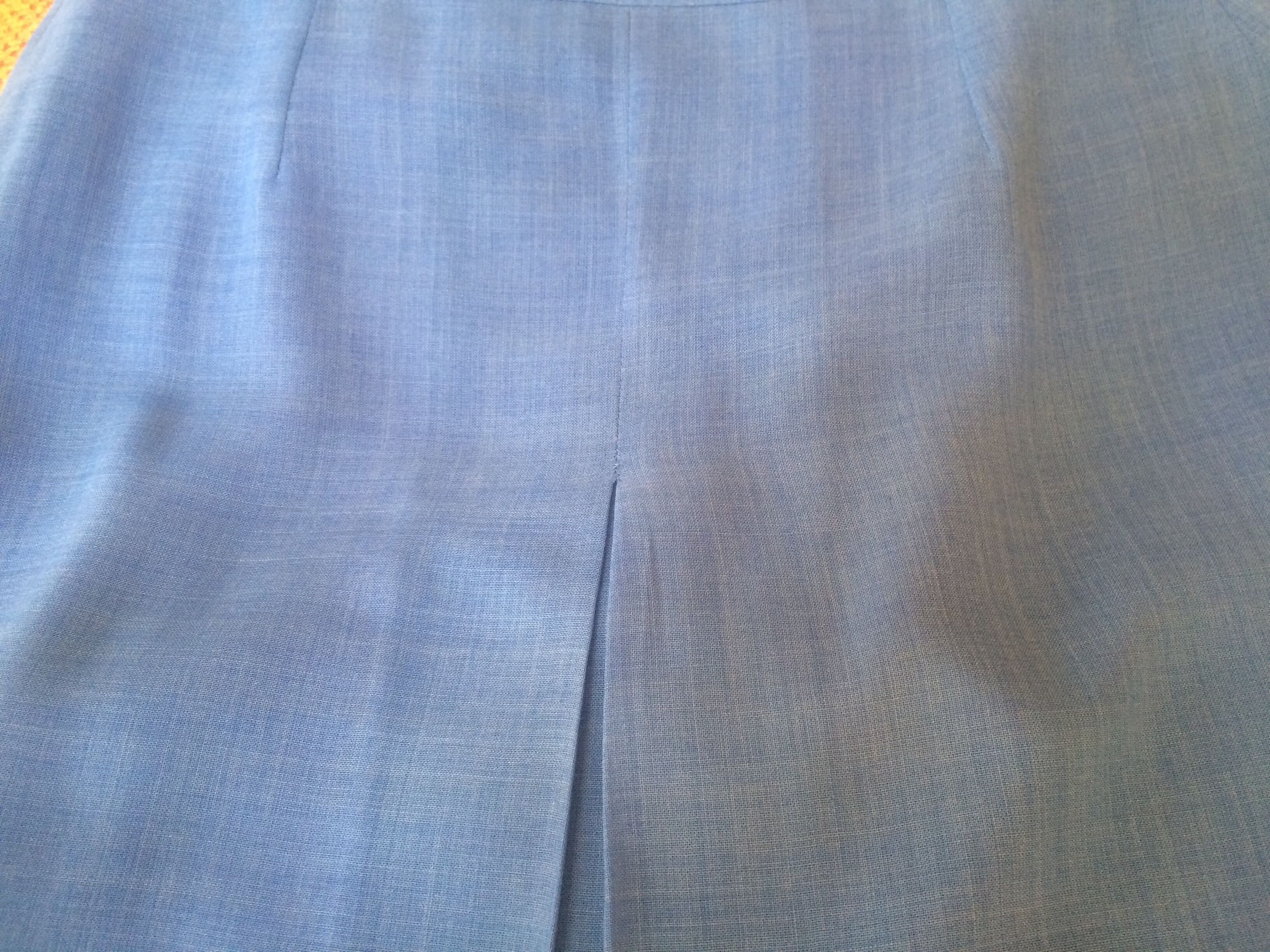 czyszczenie szafy spódnica  elegancka niebieska podszewka kontrafałdy