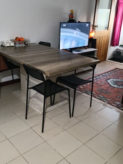 Vendo mesa  bem conservada