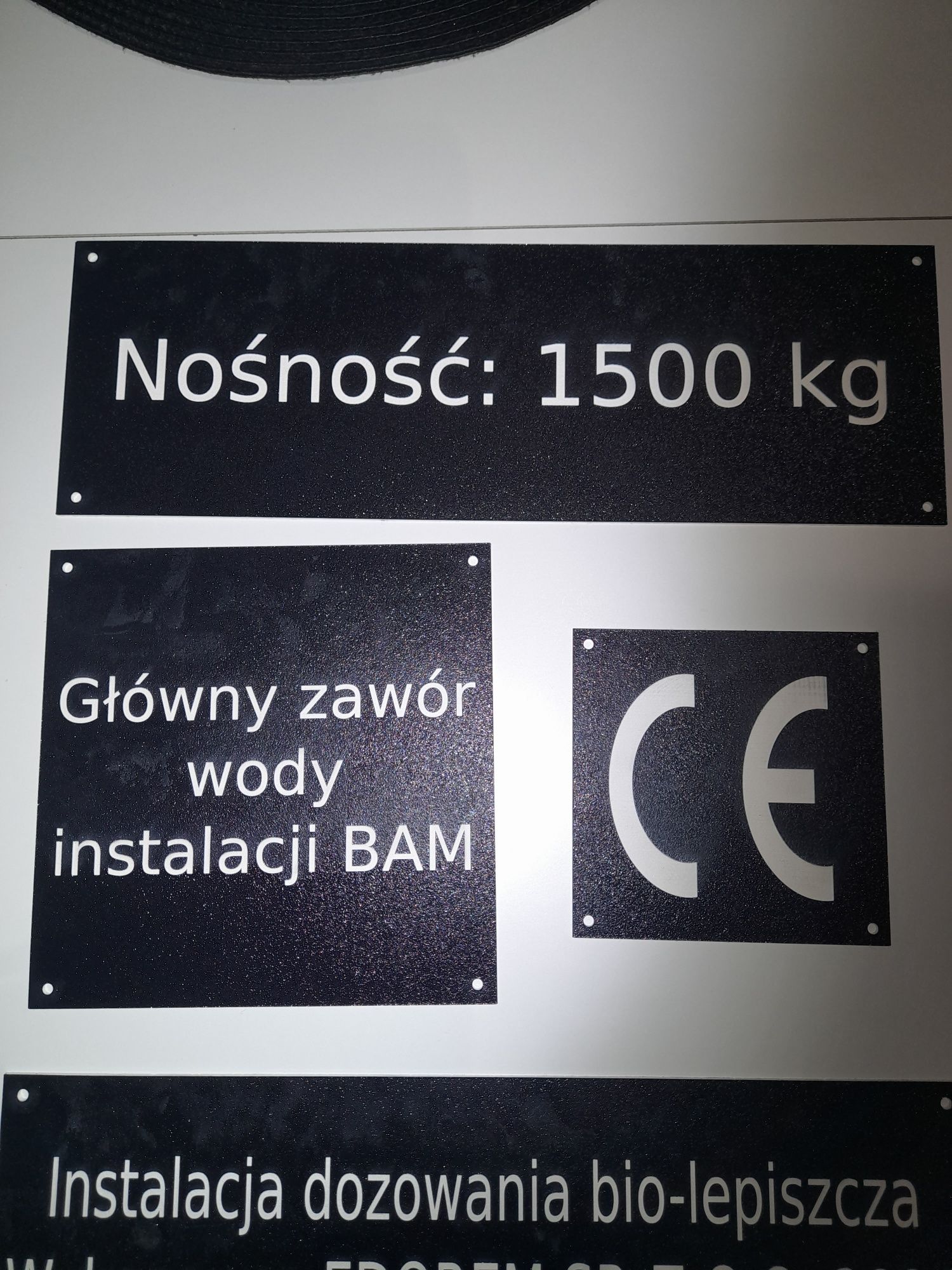 Grawerki na pulpity. Opisy na bezpieczniki.