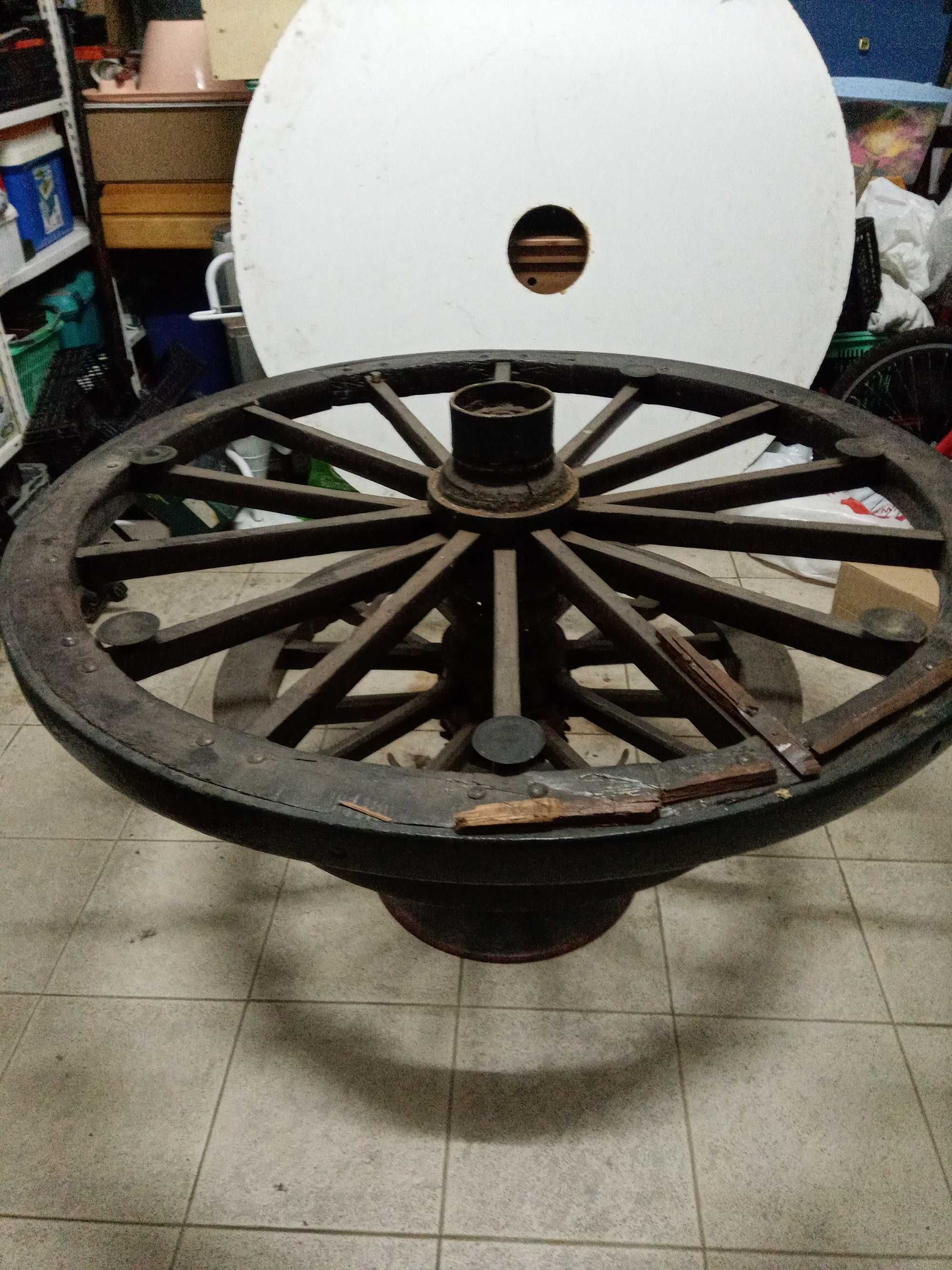 Vendo Mesa feita de Roda de Carroça Antigas