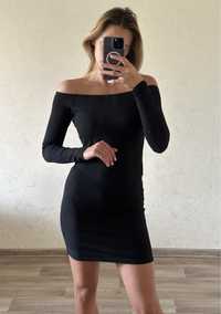 Чорна сукня на плечики