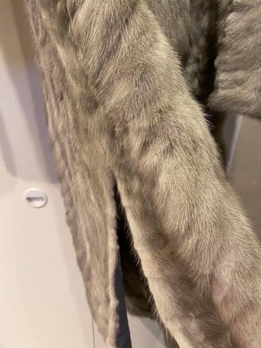 Naturalne futro z norek w kolorze szarym
