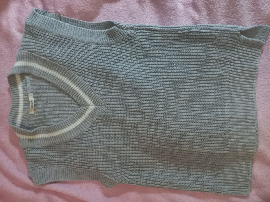 Голубая вязаная жилетка