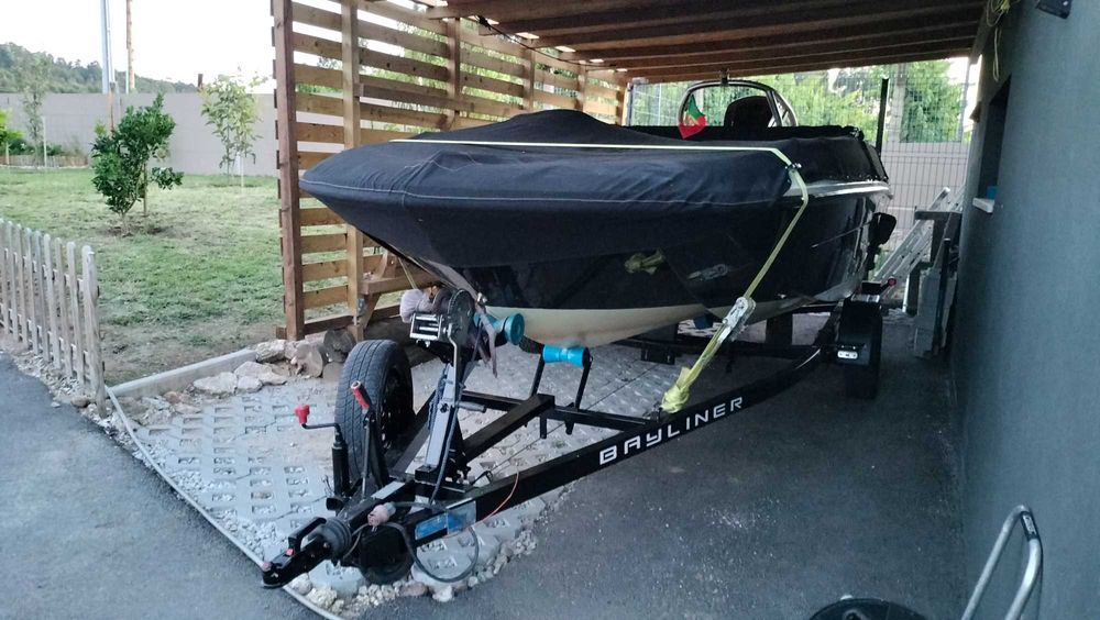 Barco Bayliner Element E 160