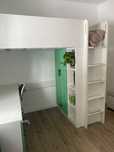 Cama alta IKEA c/ roupeiro e secretária