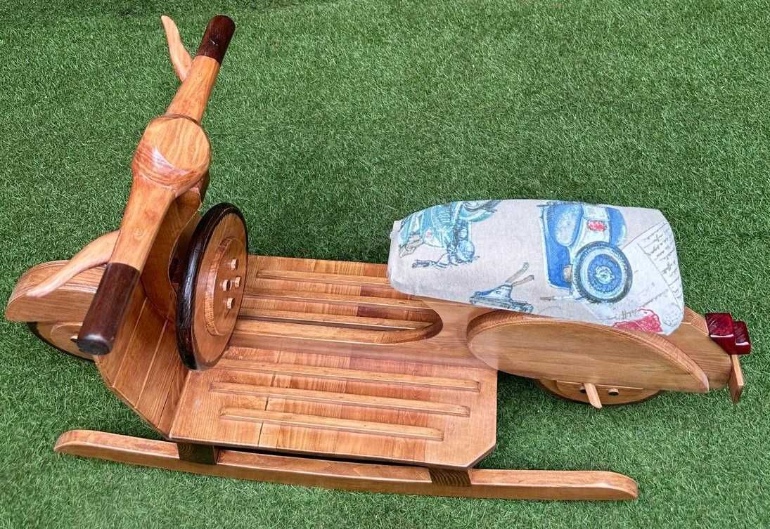 Baloiço de criança vespa em madeira, trabalho artesanal