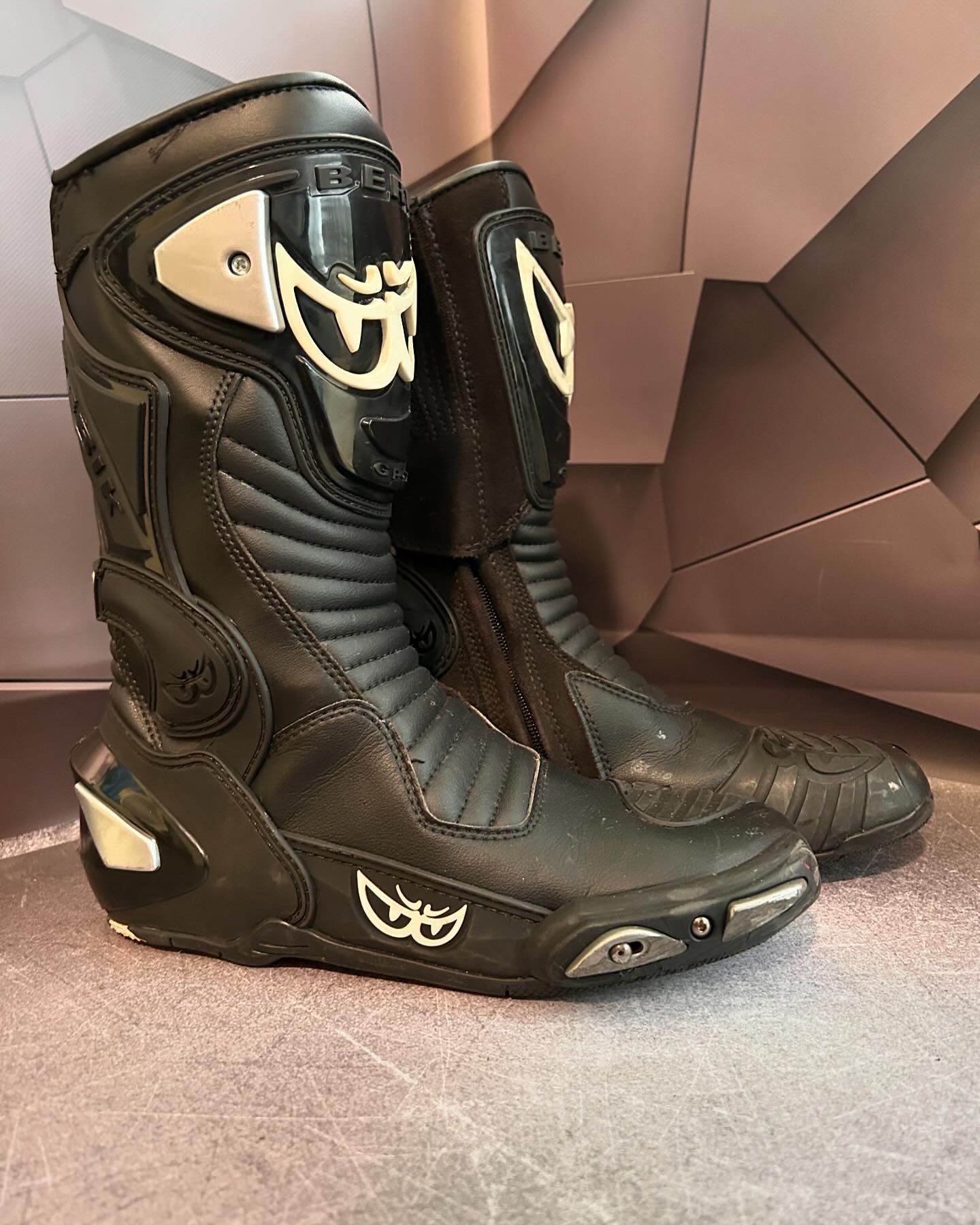 Мотоботи Berik Alpinestars Dainese flm ixs TCX Ixon icon richa held