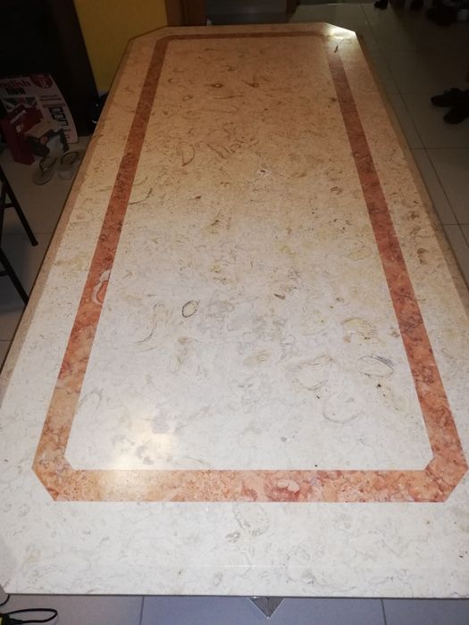 Mesa de sala em mármore rosa