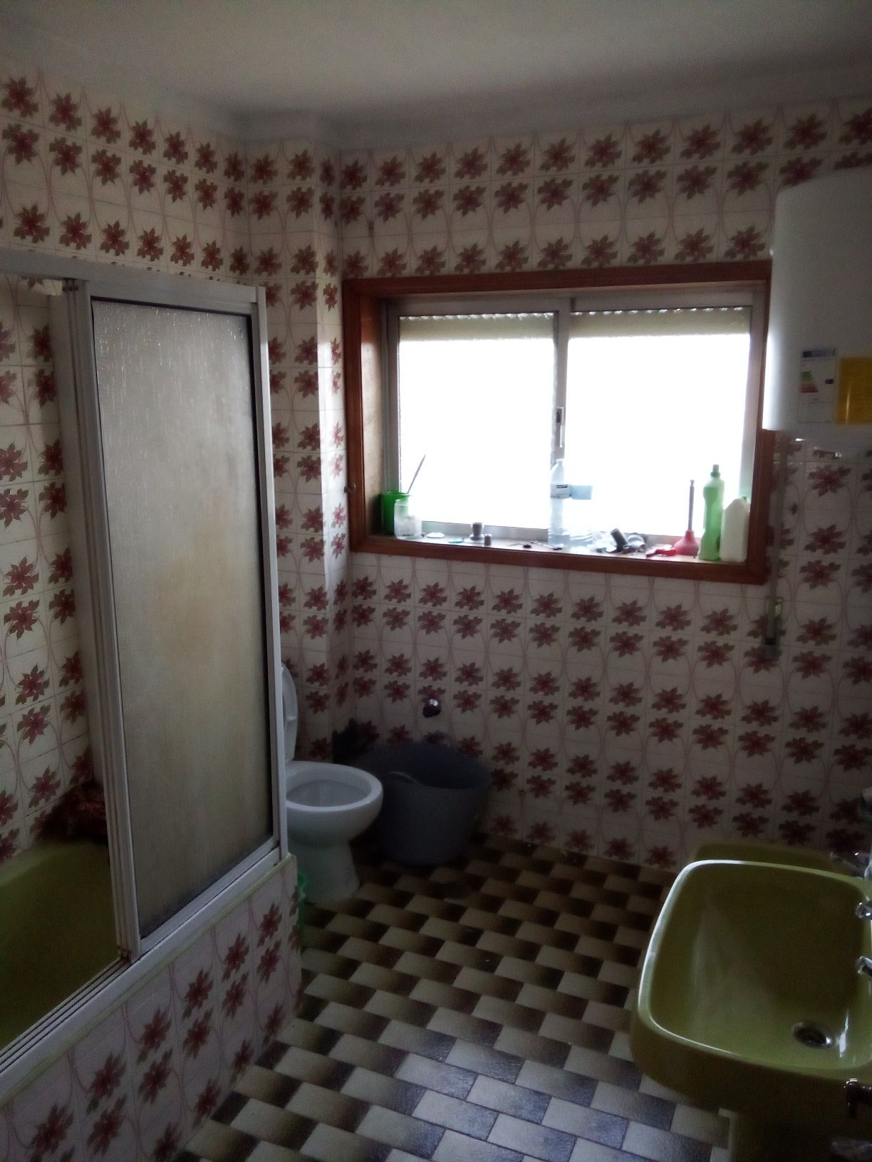 Casa com 3 pisos e garagem e terreno